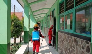 Jelang PTM, Arescue Semprotkan Disinfektan di SMP se-Purwakarta