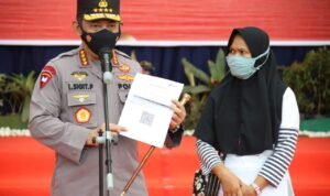 Kapolri Minta Semua Lokasi Pusat Aktivitas Warga Dipasangi Aplikasi PeduliLindungi