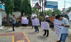 Puluhan Massa SCW Gelar aksi di Kantor ATR/BPN Palembang