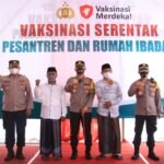 Kapolres Karawang Meninjau Vaksinasi Merdeka Di Pondok Pesantren Salafiyah Al Hasyim