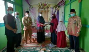 Baznas Kapuas Hulu Serahkan Bantuan untuk Mualaf dan Insentif Petugas Fardu Khifayah