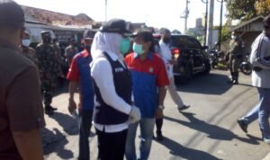 Fitri Tinjau Saluran Air Tersumbat di IB II Palembang