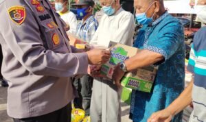Polsek Talang Kelapa Bagikan 400 Paket Beras ke Masyarakat