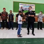 Anak Yatim Piatu di Ciamis Dapat Bantuan Alat Sekolah
