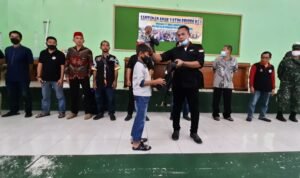 Anak Yatim Piatu di Ciamis Dapat Bantuan Alat Sekolah