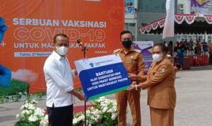 Kementrian Investasi dan Pupuk Kaltim Berikan Ribuan Paket Sembako untuk warga Fakfak