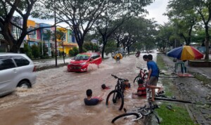 Hujan Datang, Bocil Berenang