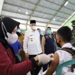 Wagub Mawardi Pantau Pemberian Vaksinasi untuk 6 Ribu Santri di Sumsel