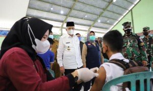 Wagub Mawardi Pantau Pemberian Vaksinasi untuk 6 Ribu Santri di Sumsel
