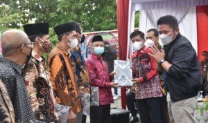 Herman Deru Serahkan Ratusan Sertifikat Tanah kepada Warga Lubuklinggau