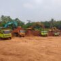 Alat berat di lokasi galian tanah merah di Purwakarta Jabar (Agus Sugianto / Mattanews.co)