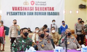 Kapolda Sulbar bersama Danrem 142 Tatag Tinjau Vaksinasi Merdeka di Mateng