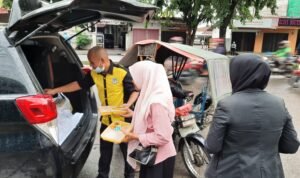 Jumat Berkah, Golkar Sumut Bagi Makanan di Jalan Sudirman dan Sisingamangaraja