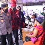Kapolri dan Panglima Cek Vaksinasi di Pasar Induk Lau Cih Medan