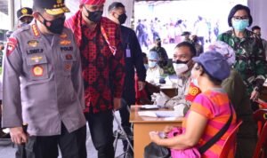 Kapolri dan Panglima Cek Vaksinasi di Pasar Induk Lau Cih Medan