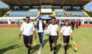 Perdana Dipakai untuk Pertandingan, Bupati Purwakarta Lakukan Tendangan Pertama