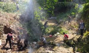 Sampah di Sungai Cibongas Purwakarta Capai 1 Ton