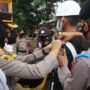 Kapolres Padangsidimpuan menyematkan pita operasi, ke sejumlah personel, saat apel Operasi Patuh Toba 2021 di Mapolres Padangsidimpuan Sumut (Reza / Mattanews.co)