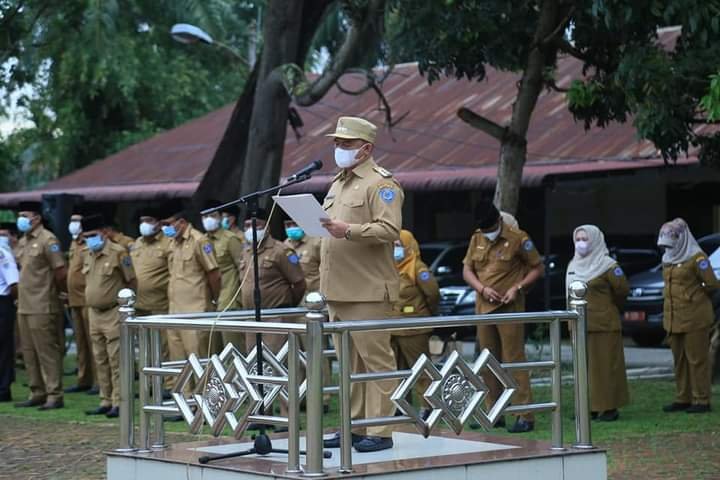 Bupati Labuhanbatu saat memimpin apel pagi di lingkungan Pemkab Labuhanbatu Sumut (Messo Gulo / Mattanews.co)
