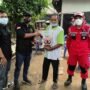 GPII-Arescua Purwakarta membagikan sembako ke warga terdampak COVID-19 di Purwakarta Jabar (Agus Sugianto / Mattanews.co)