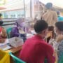 Vaksinasi para pelajar di Desa Cikadu Purwakarta Jabar (Agus Sugianto / Mattanews.co)