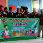 LSM Barak Indonesia Mada Purwakarta saat menggelar program Barak Berbagi (Agus Sugianto / Mattanews.co)