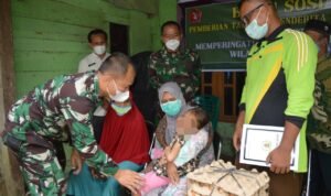 Peringati HUT TNI ke-76, Kodim 0212/TS Beri Bantuan ke Anak Penderita Tumor