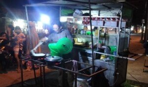 Martabak Manis Unik dan Banyak Varian yang di Panggang Menggunakan Arang