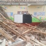Atap Bangunan SDN Bayur Kidul I Kecamatan Cilamaya Kulon Roboh Menimpa Rumah Warga