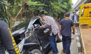 Diduga Mabok, Mobil Karyawan PUPR Nyebrang dan Hantam Trotoar