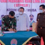 Bareng TNI, Bupati Dodi Serahkan BLT ke 1.500 PKL Muba