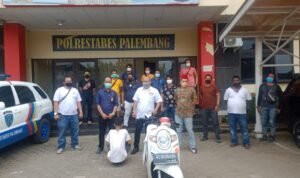 Gank Motor Serang Dua Pelajar di Depan Pahlawan