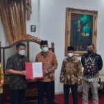 Sah, Deru Serahkan SK Plt Bupati Muba ke Beni