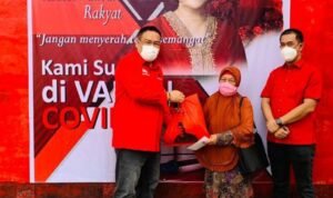 Gunhar Berikan Ribuan Paket Sembako dan Vaksin Warga Palembang