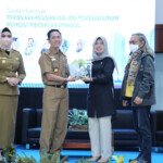 Ratu Dewa Berbagi Ilmu dengan Mahasiswa UT