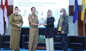 Ratu Dewa Berbagi Ilmu dengan Mahasiswa UT