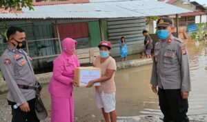 Kapolsek Sintang Kota Bagikan Bansos untuk Warga Terdampak Banjir