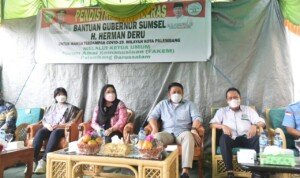 Herman Deru Terus Salurkan Bantuan Beras Bagi Ratusan KK Terdampak Pandemi di Bukit Kecil