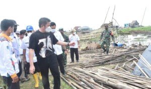 Susuri Sungai Herman Deru Bawa Bantuan untuk Korban Puting Beliung