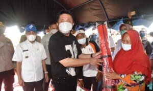 Herman Deru Semangati Warga Empat Lawang yang Terdampak Banjir