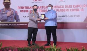 Hadiri Pembagian Bansos Untuk Buruh, Kapolri Ingatkan Pentingnya Vaksinasi