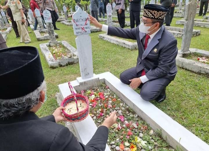 Ketua DPRD Purwakarta berziarah ke Taman Makam Pahlawan (TMP) Sinaraga Purwakarta Jabar (Agus Sugianto / Mattanews.co)