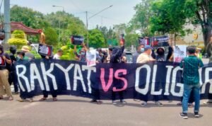 Aliansi Mahasiswa dan Buruh Gelar Aksi Kreatif Memperingati Satu Tahun Omnibus Law dan Hari OLIGARKI