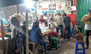 Menu dan Nuansa Pinggir Jalan Bikin Ramai Angkringan Bang Joe