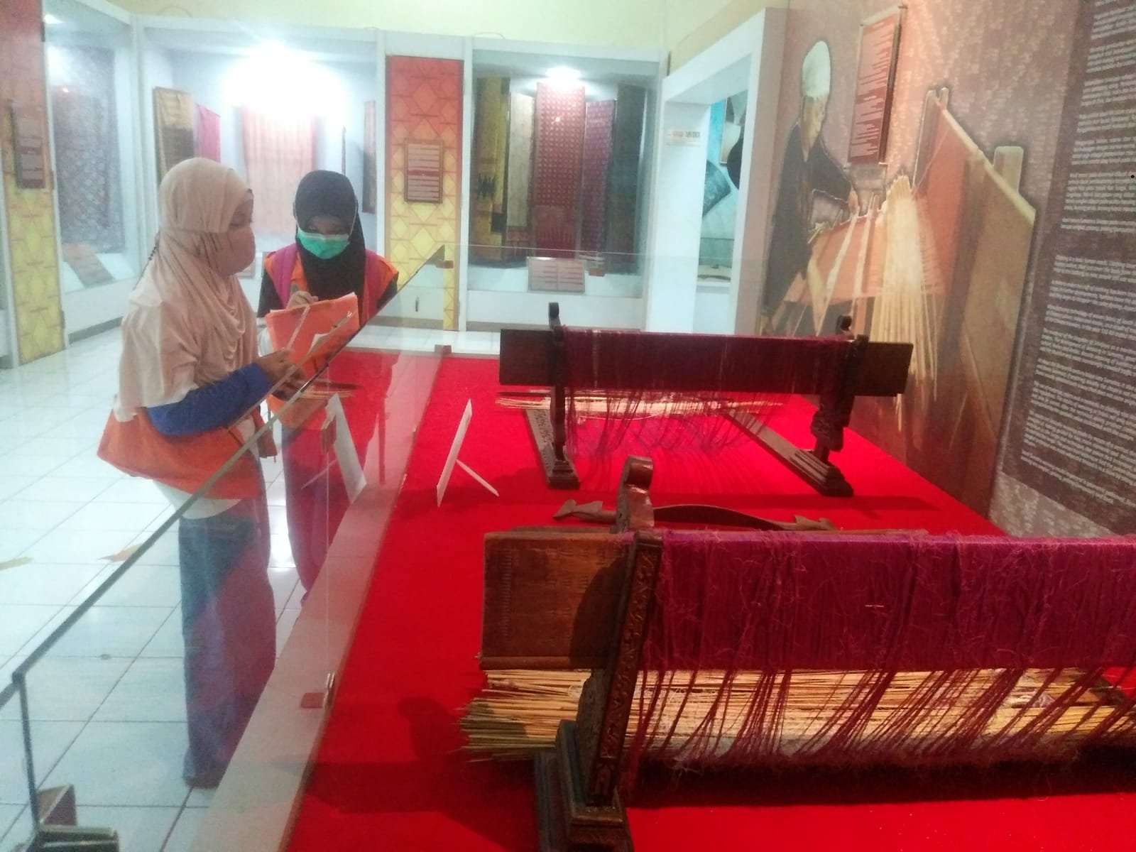 Sejumlah siswa mengunjungi Museum Negeri Sumsel dengan menerapkan protokol kesehatan ketat