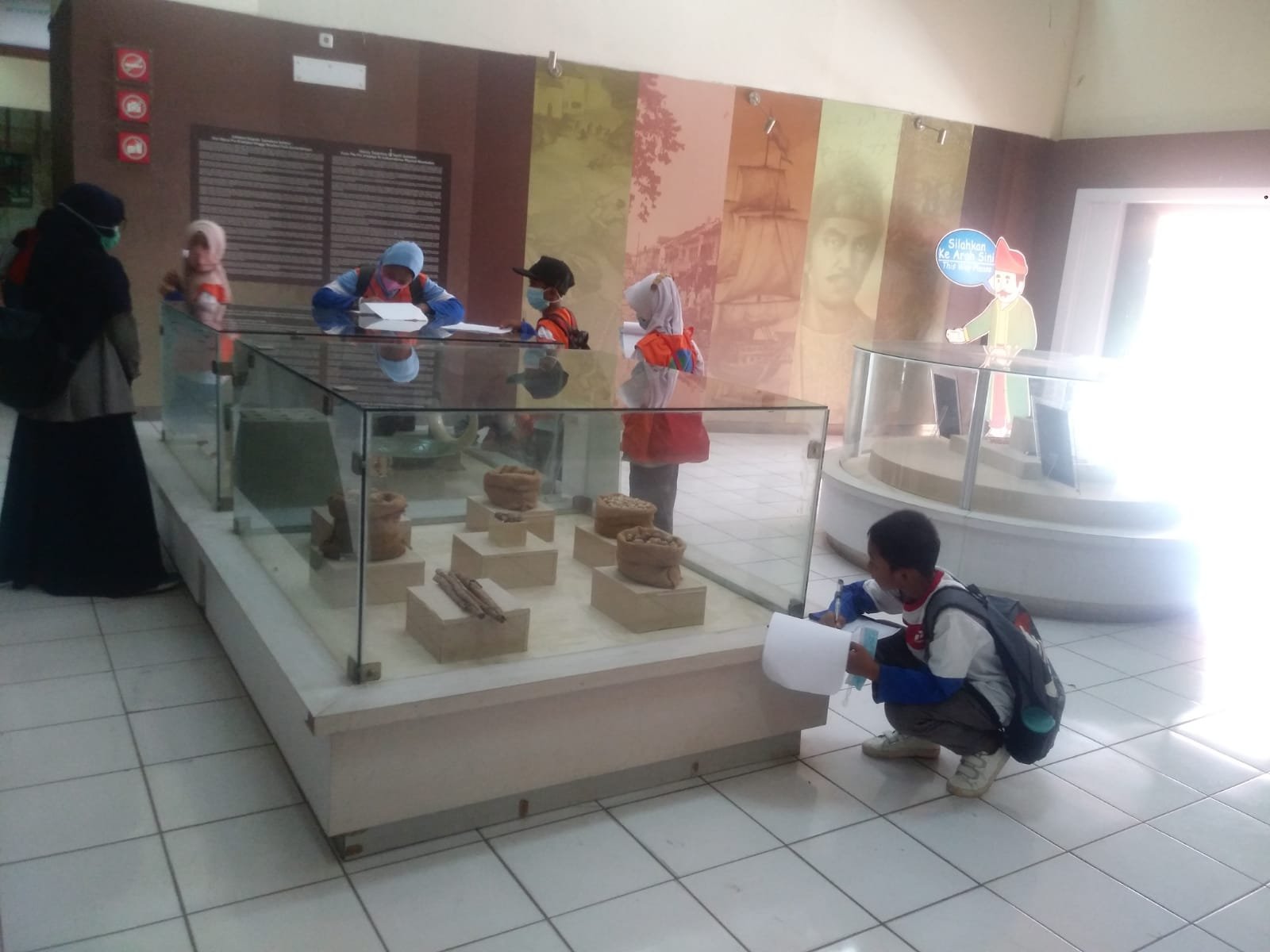 Sejumlah siswa Sekolah Alam Palembang melakukan pengamatan benda bersejarah di Museum Provinsi Sumsel