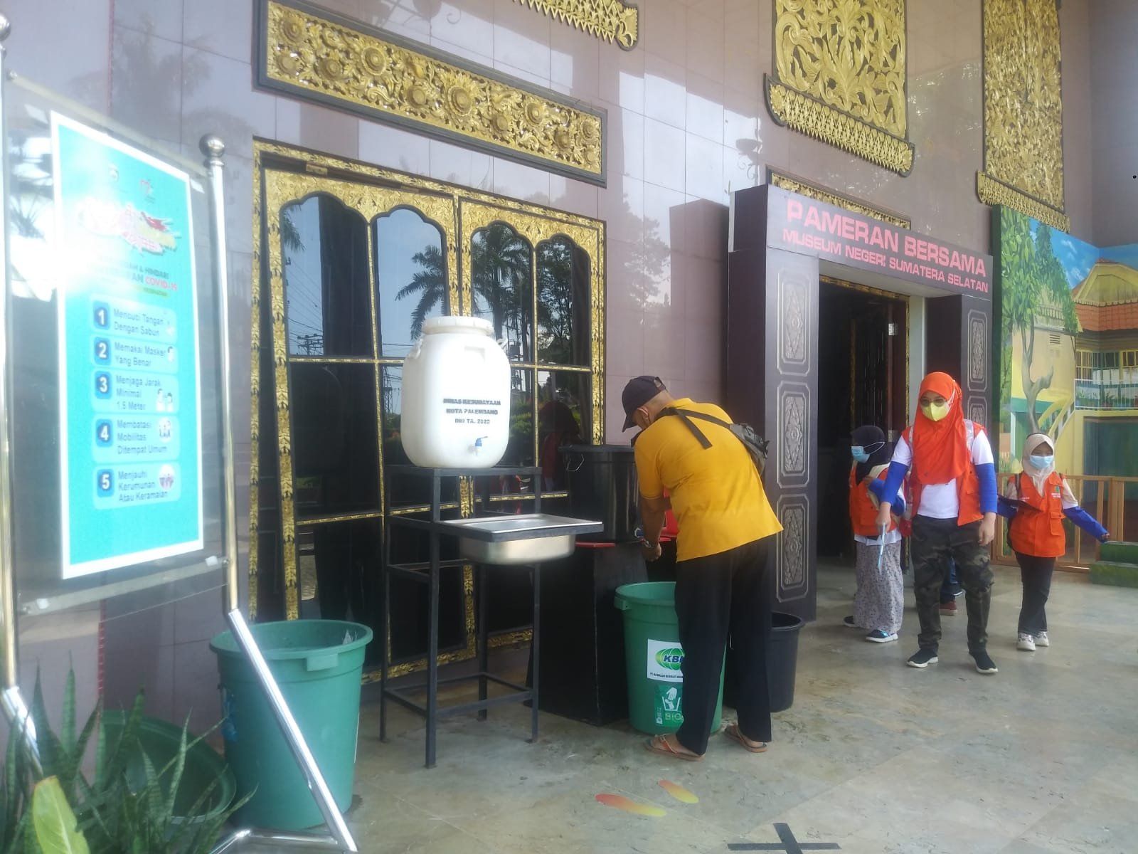 Sarana cuci tangan yang disediakan Museum Negeri Sumsel untuk pengunjung didepan pintu masuk