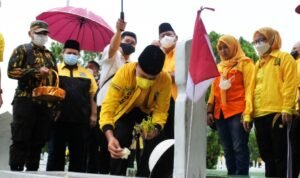 Musa Rajekshah dan Pengurus Partai Golkar Sumut Ziarah ke TMP SM Raja