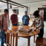 Ultah ke-45, Kapolres Padangsidimpuan Potongkan Kue untuk Wartawan
