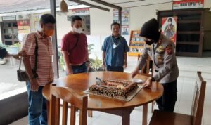 Ultah ke-45, Kapolres Padangsidimpuan Potongkan Kue untuk Wartawan